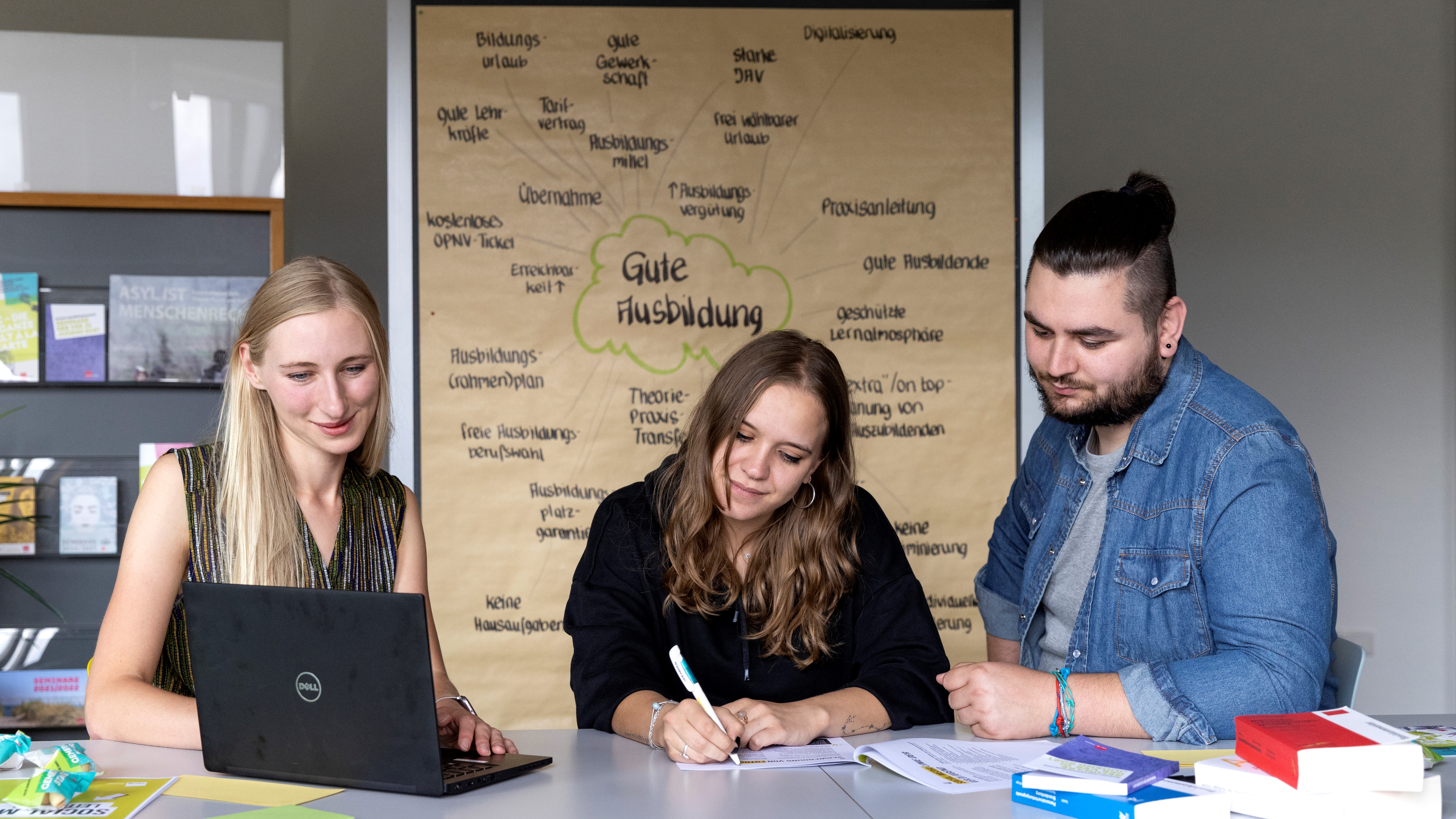 Junge Menschen zusammen an einem Arbeitstisch