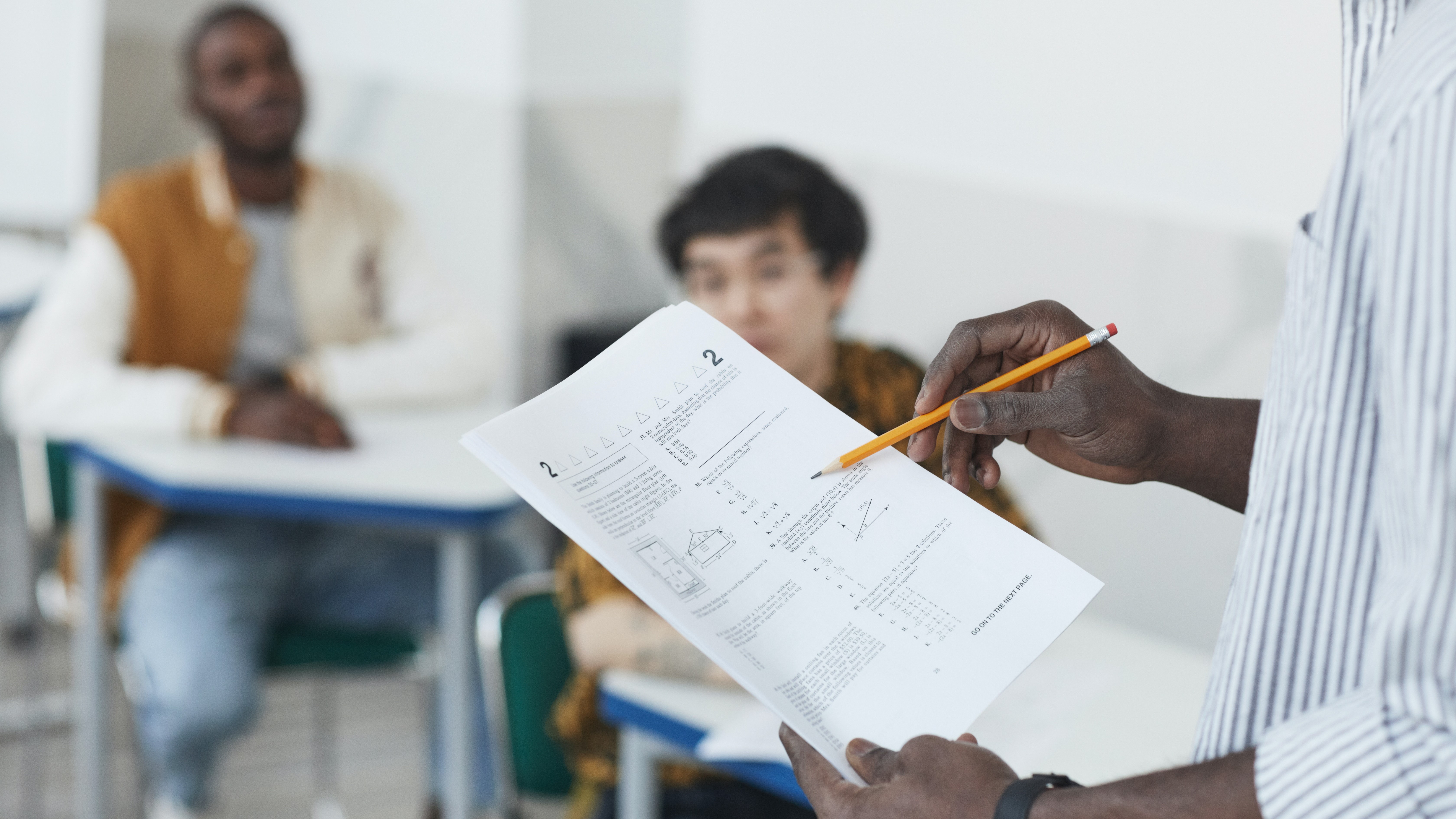 Schriftliche Prüfung in einem Klassenzimmer