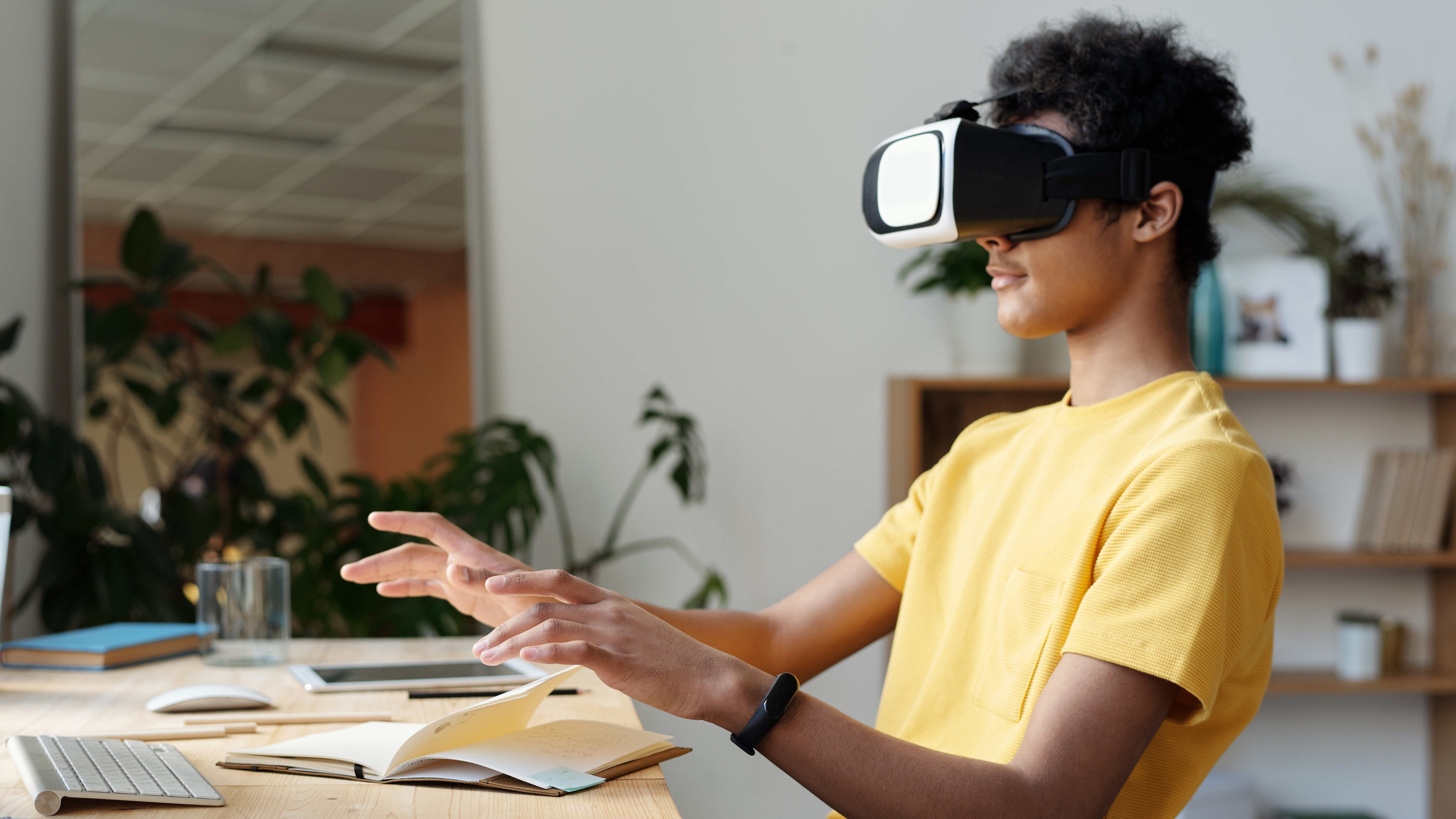 mensch mit VR-Brille am Schreibtisch