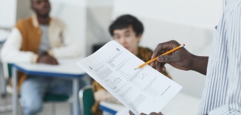 Schriftliche Prüfung in einem Klassenzimmer