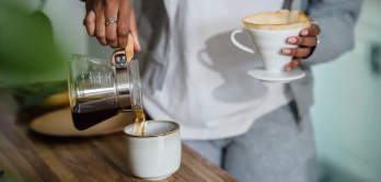 Kaffee eingießen 