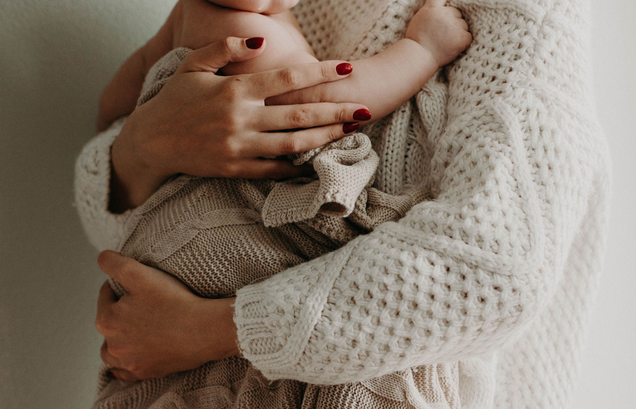Mutter mit Kind auf dem Arm / Pexels