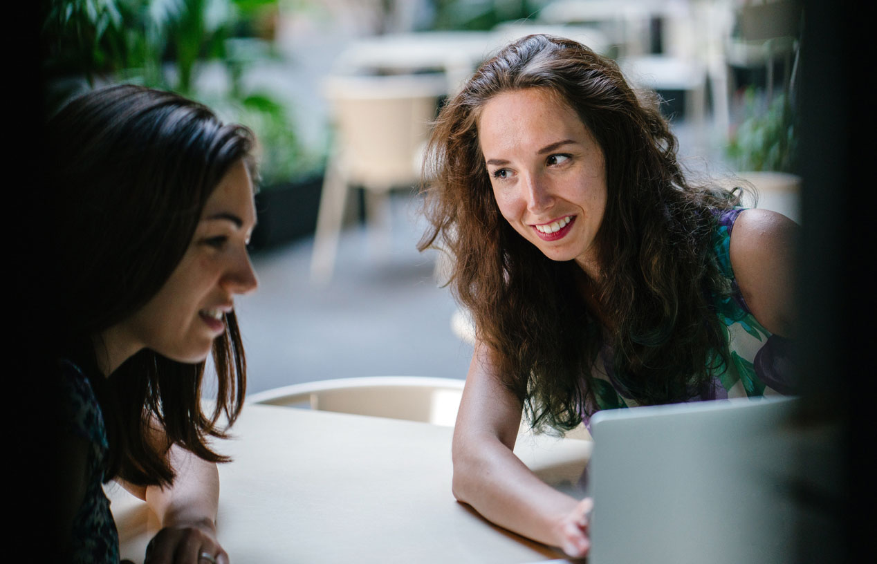 2 Personen arbeiten an einem Laptop / Pexels